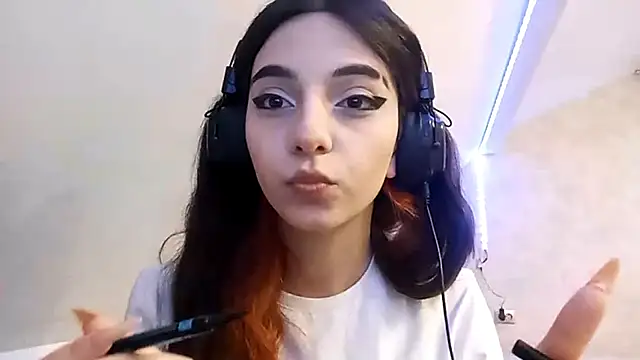 Snapshot of KizzieSchronce chatting on 12.14.25 KizzieSchronce online show from 12.14.25