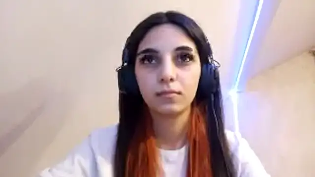 Snapshot of KizzieSchronce chatting on 12.18.25 KizzieSchronce online show from 12.18.25