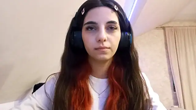 Snapshot of KizzieSchronce chatting on 12.22.25 KizzieSchronce online show from 12.22.25