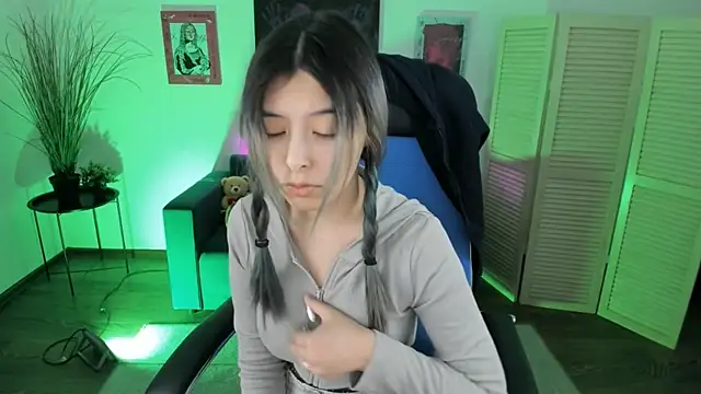 Snapshot of SirenMystiq chatting on 12.19.25 SirenMystiq online show from 12.19.25