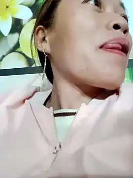 Snapshot of little-effy chatting on 12.14.25 little-effy online show from 12.14.25