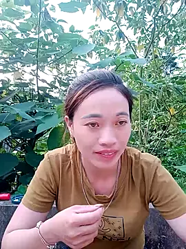Snapshot of little-effy chatting on 05.22.26 little-effy online show from 05.22.26