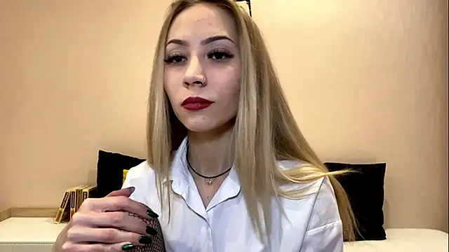 Snapshot of sun_under_skyy chatting on 12.17.25 sun under skyy online show from 12.17.25