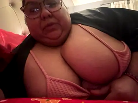 Snapshot of Sexybbwqueen chatting on 12.18.25 Sexybbwqueen online show from 12.18.25
