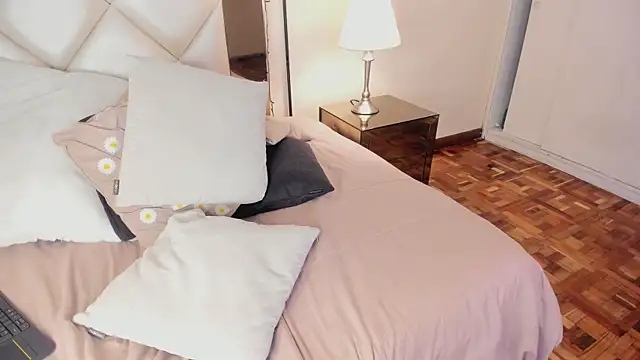 Snapshot of LizzCarter_ chatting on 01.05.26 LizzCarter online show from 01.05.26