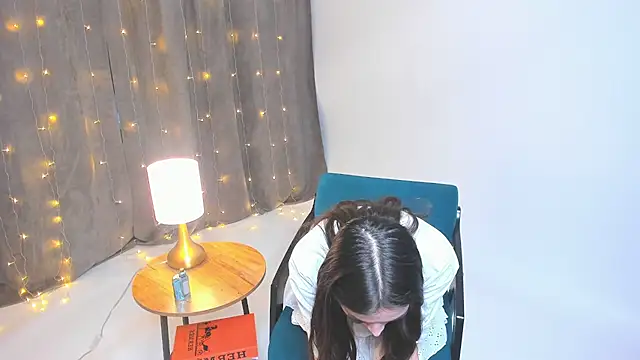 Snapshot of YvonneRobes chatting on 12.20.25 YvonneRobes online show from 12.20.25