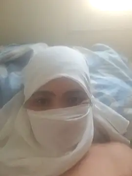 Snapshot of katiyvy chatting on 12.18.25 katiyvy online show from 12.18.25