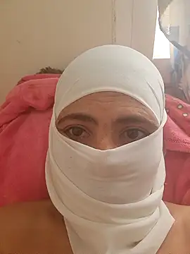 Snapshot of katiyvy chatting on 12.19.25 katiyvy online show from 12.19.25