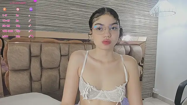 Snapshot of chloe_cortez chatting on 06.11.26 chloe cortez online show from 06.11.26
