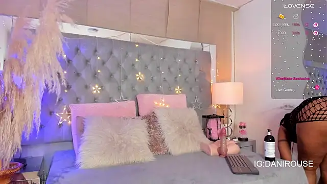 Snapshot of Danirouse chatting on 01.18.26 Danirouse online show from 01.18.26