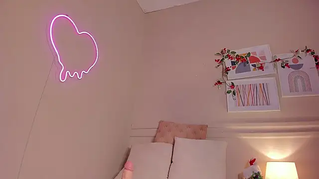 Snapshot of _emily__st chatting on 12.16.25 emily st online show from 12.16.25