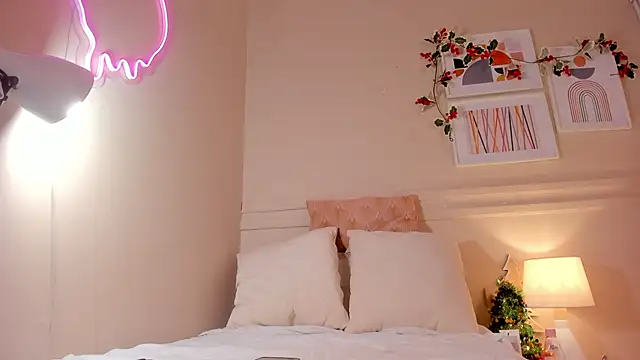 Snapshot of _emily__st chatting on 12.18.25 emily st online show from 12.18.25