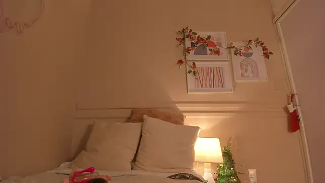 Snapshot of _emily__st chatting on 12.19.25 emily st online show from 12.19.25