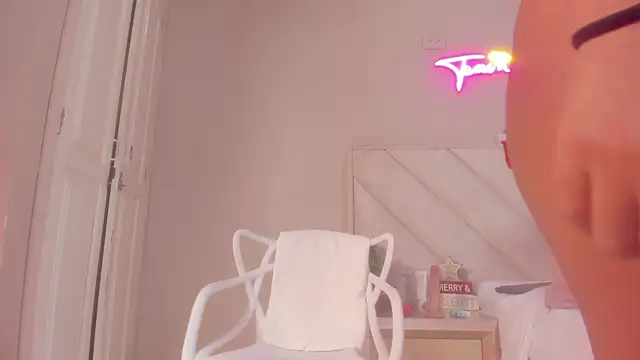 Snapshot of _emily__st chatting on 12.22.25 emily st online show from 12.22.25