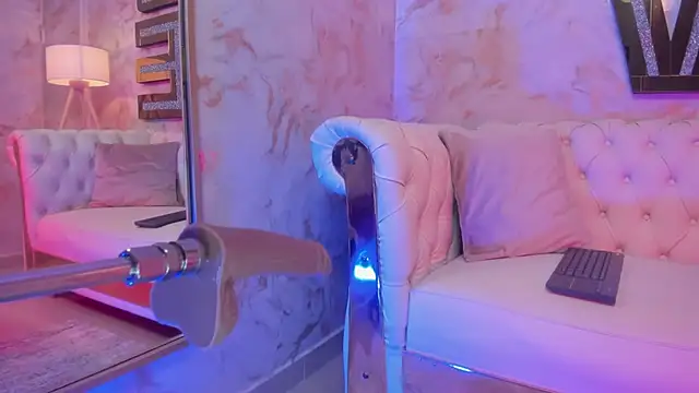 Snapshot of cheekybitch_ chatting on 12.20.25 cheekybitch online show from 12.20.25