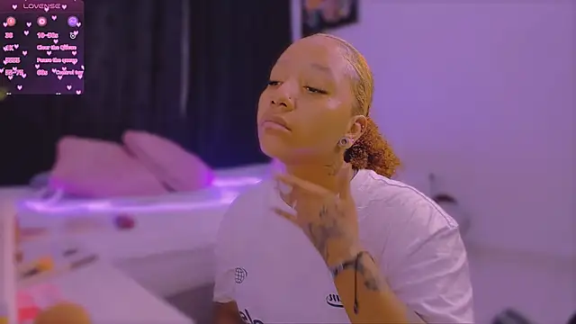 Snapshot of Starlights chatting on 03.04.26 Starlights online show from 03.04.26