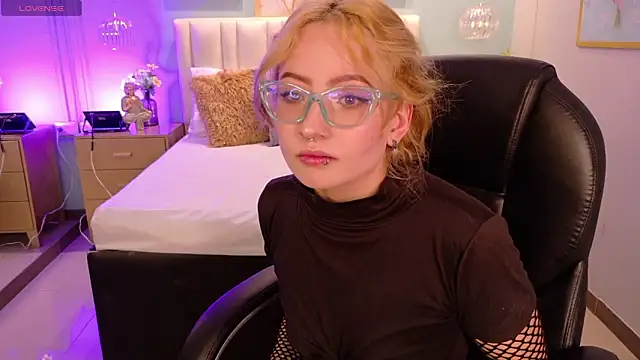 Snapshot of danielamilles chatting on 03.08.26 danielamilles online show from 03.08.26