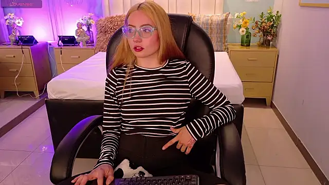 Snapshot of danielamilles chatting on 03.10.26 danielamilles online show from 03.10.26