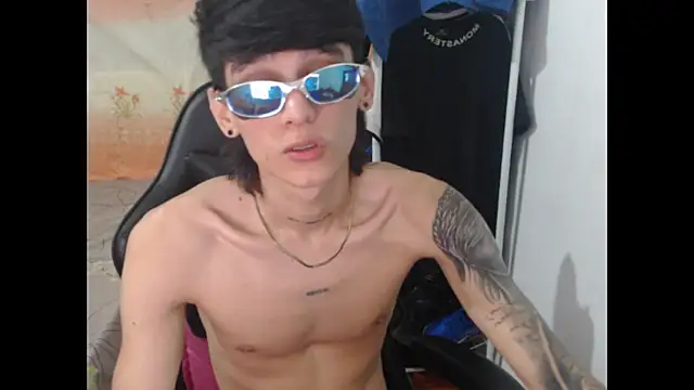 Snapshot of Sweett_Boyy chatting on 12.18.25 Sweett Boyy online show from 12.18.25