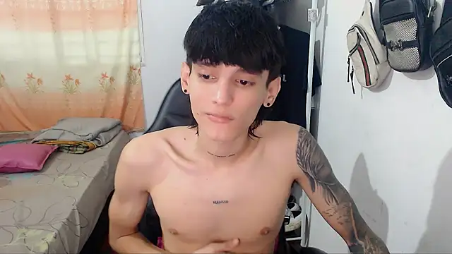 Snapshot of Sweett_Boyy chatting on 01.08.26 Sweett Boyy online show from 01.08.26