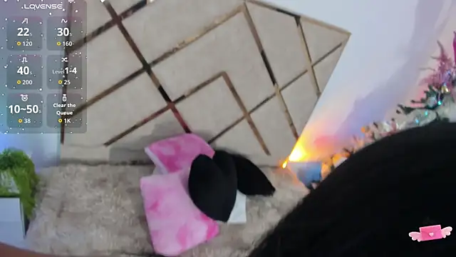 Snapshot of queenie_staar chatting on 12.19.25 queenie staar online show from 12.19.25