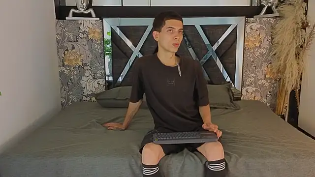 Snapshot of prettyboyy_13 chatting on 02.02.26 prettyboyy 13 online show from 02.02.26