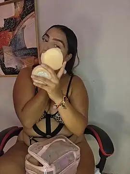 Mia em online show from 05.05.26