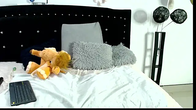 Naomy Mature online show from 04.25.26