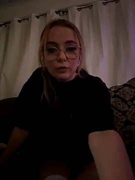 Snapshot of sugxrfox chatting on 12.18.25 sugxrfox online show from 12.18.25