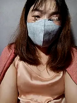 Snapshot of May-Ne chatting on 12.21.25 May-Ne online show from 12.21.25