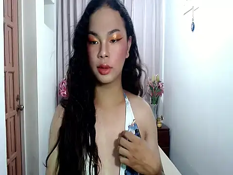 Snapshot of Shaneloveme chatting on 12.17.25 Shaneloveme online show from 12.17.25