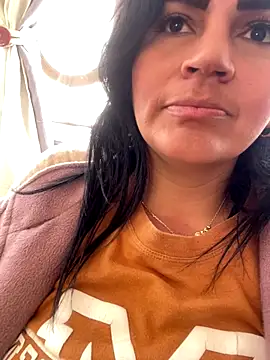 Snapshot of sophie-honey chatting on 12.18.25 sophie-honey online show from 12.18.25