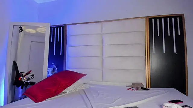 Snapshot of JuliMonroe19 chatting on 02.24.26 JuliMonroe19 online show from 02.24.26