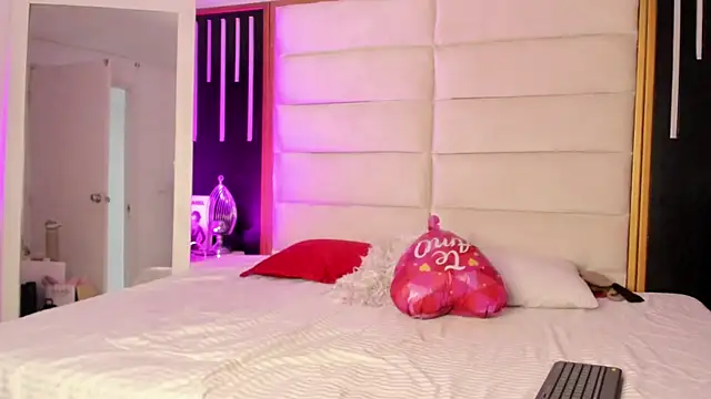 Snapshot of JuliMonroe19 chatting on 03.03.26 JuliMonroe19 online show from 03.03.26