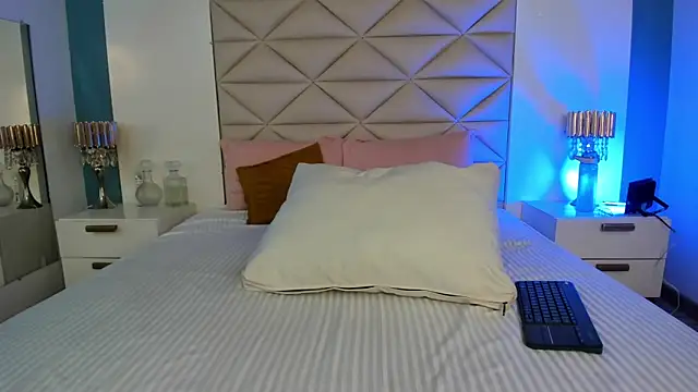 JuliMonroe19 online show from 05.12.26