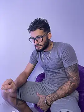 Snapshot of thedragonboyxxx chatting on 12.18.25 thedragonboyxxx online show from 12.18.25