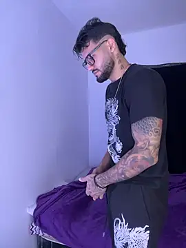 Snapshot of thedragonboyxxx chatting on 12.20.25 thedragonboyxxx online show from 12.20.25