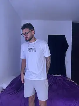 Snapshot of thedragonboyxxx chatting on 12.21.25 thedragonboyxxx online show from 12.21.25