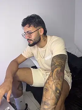 Snapshot of thedragonboyxxx chatting on 01.05.26 thedragonboyxxx online show from 01.05.26