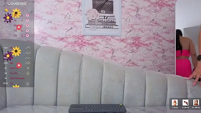 Snapshot of vaiolett_t chatting on 02.14.26 vaiolett t online show from 02.14.26