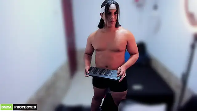 Snapshot of latinboyfit chatting on 02.15.26 latinboyfit online show from 02.15.26