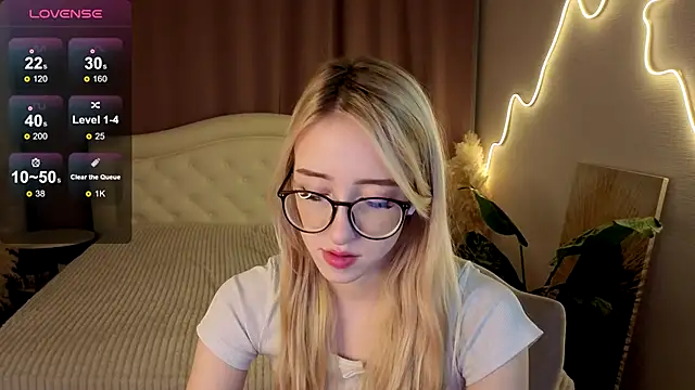 Snapshot of anora_baby chatting on 12.23.25 anora baby online show from 12.23.25