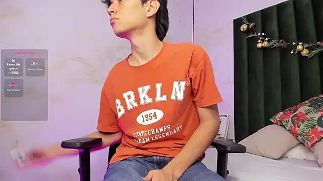 Snapshot of Aron_valverde chatting on 12.18.25 Aron valverde online show from 12.18.25