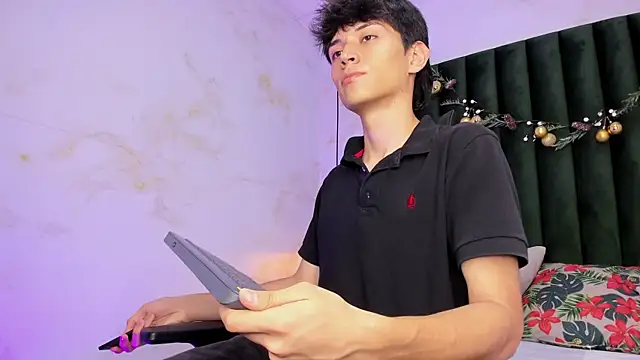 Snapshot of Aron_valverde chatting on 12.19.25 Aron valverde online show from 12.19.25