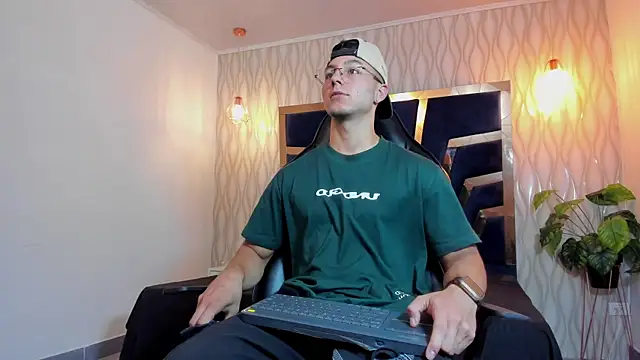 Noah Clarkk online show from 04.21.26