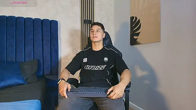 Noah Clarkk online show from 05.12.26