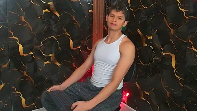 Snapshot of davilap_toyboy chatting on 01.06.26 davilap toyboy online show from 01.06.26