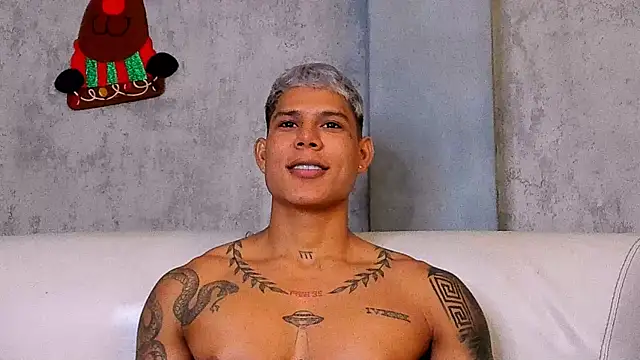 Snapshot of oruz_stud chatting on 12.22.25 oruz stud online show from 12.22.25