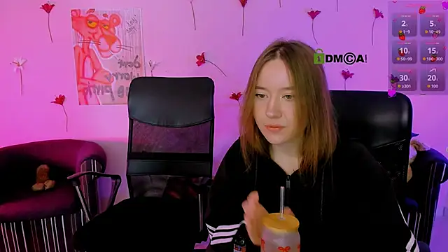 Snapshot of lizzie_boom_ chatting on 03.12.26 lizzie boom online show from 03.12.26