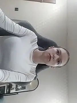 Snapshot of Yzi chatting on 12.22.25 Yzi online show from 12.22.25